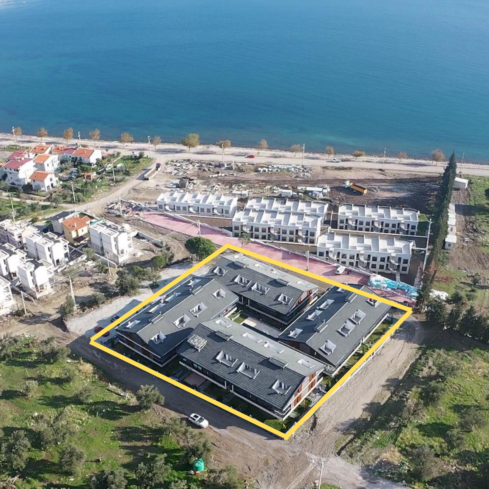 Çandarlı'da Full Merkez ve Deniz Manzaralı Havuzlu 2+1 Dubleks